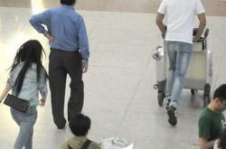 女神杨幂机场追刘恺威 二人感情疑似破裂 