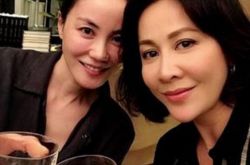 音乐传奇王菲与刘嘉玲同框 后者幽默的谈锋菲恋 