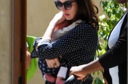 海瑟薇携子现身幸福甜蜜 小蛮腰难恢复 