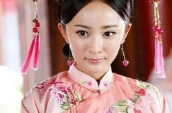 杨幂2米大长腿自黑无下限 幂幂恺威贴心接送女儿上学 