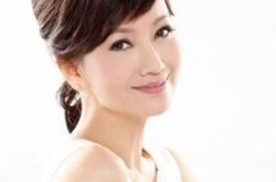 明星赵雅芝领衔众明星拍照 其尽显“女王范” 