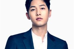 宋仲基携女友赴美旅游 其护照被狂拍 