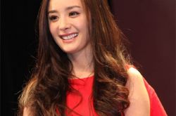 杨幂戛纳红毯遭驱赶是真的吗   女星蹭红毯像是逛菜场 