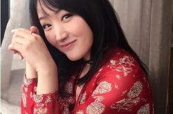 晒杨钰莹晒45岁庆生照 巧笑嫣然少女气息十足 