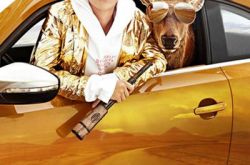 小鲜肉鹿晗露肌肉的图片 披黄金战甲与鹿同行 