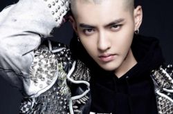 吴亦凡偷瞄刘雯胸部是真的吗 两人合影演值爆表大长腿配一脸 