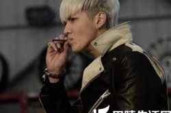 男神吴亦凡吸烟图片曝光 粉丝洗白强行称烟为笔 