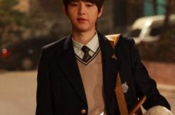 张根硕宋仲基合照曝光 二人蒙被里露笑容 