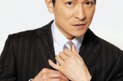 女粉丝为刘德华跳楼家破人亡 粉丝追星使明星苦不堪言 