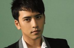 胡歌好友扎西顿珠爆料 爱开玩笑爱欺负金莎 