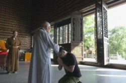 演员黄海波拜僧疑受戒 真相只是慰问老兵那么简单？ 