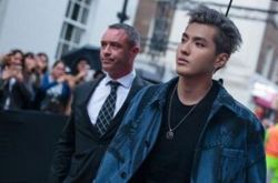 吴亦凡伦敦时装秀图片 奶灰发色造型高贵雅痞不失男人味 