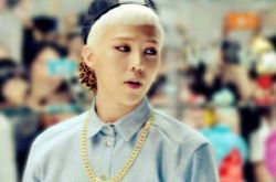 权志龙唱的歌曲歌词Crooked剖析 听愉快曲风中的悲哀 