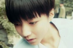 央视春晚微博王俊凯再次登台 言谈举止尽显成熟 