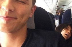 杨颖在飞机上被拍到睡姿  《微微一笑》霸道壁咚井柏然 