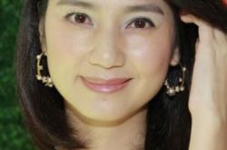 43岁洪欣怀孕三胎 小11岁老公晒女儿大眼萌照 