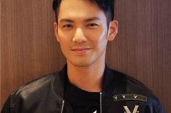 不老男神钟汉良几岁了？ 其在泰国旅游妻子被拍 