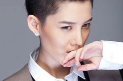 林弯弯微博晒自拍照 超高颜值秒杀小鲜肉 