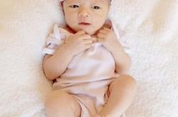 张梓琳晒女儿正面照 网友盛赞基因强大有超模范 