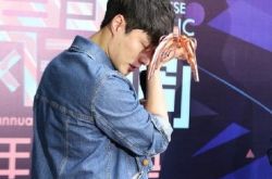 张艺兴哭图片大放送 突然崩溃眼泪哗啦啦地直流 