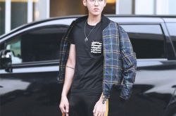 吴亦凡现身机场引围堵 曾陷约炮女粉丝事件 