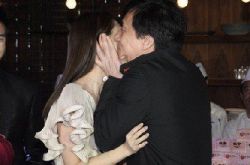 徐静蕾式亲吻是指什么？ 成龙徐静蕾激吻事件回顾