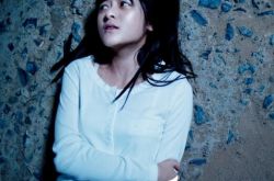 徐娇六世古宅剧照曝光 星女郎颠覆演绎通灵少女 