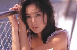 49岁妲己扮嫩秀美腿诱惑 年轻温碧霞演过三影级美艳动人 