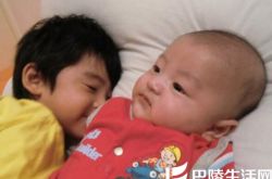 张柏芝小儿子近照曝光 百变着装俘获太阳男神TOP 