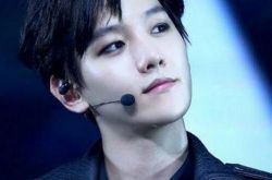 伯贤的哥哥伯范结婚 粉丝到场引骚动伯贤抱歉不已 