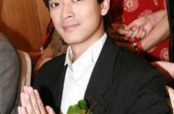 陈晓东微博晒与妈妈合影 网友点赞：好像情人 