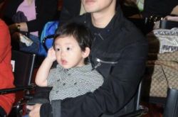 曹永廉儿子新年第一天出世 岳父姜大伟返港 