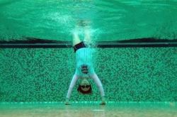 陈意涵图片高清美艳 水中倒立活力十足 