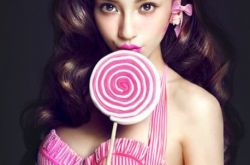 杨颖穿蕾丝超短裙好性感 胸口露内衣浑然不觉 