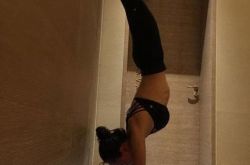 杨蓉微博互动频繁 微博晒倒立健身照 