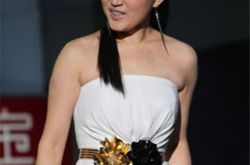 杨钰莹被耳语羞辱是怎么回事 男选手强抱：你就把我当毛宁 