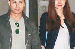 熊黛林牵手秀恩爱 未婚夫郭可颂神秘现身机场接送 