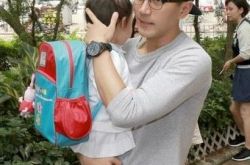 杨幂跟刘凯威女儿首露面 父母两人轮流接孩子破不和 