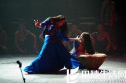 杨丽萍小彩旗舞蹈幻觉现场图 揭秘小狐女婴宁的成名之路 