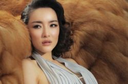 叶倩云微博黑白写真国际范气场足儿 早见晚爱公映引热议 