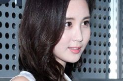 徐贤短裙大秀美腿亮相服装展 少时偶像变高丽雅妓 