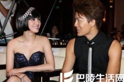 吴克群女友张韶涵节目录制动作亲密 小克微博晒图挑畔何超莲 