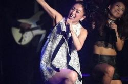 日星酒井法子被曝吸毒后再开唱 忘形露打底裤