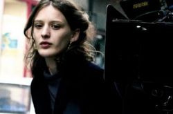 阿萨亚斯的现任妻子是谁  前妻张曼玉表示离婚绝无第三者 