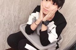 王俊凯坐着的图片拍照卖萌 粉丝大呼被萌化 