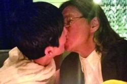 吴君如曾华倩好姐妹当街玩到疯 半百美人越来越精彩 