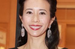 女神莫文蔚大秀一字马 穿紧身衣展现纤细身段 