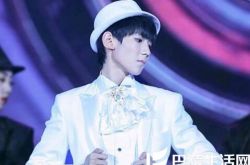 王源同桌亲吻照引关注 网友：近水楼台 