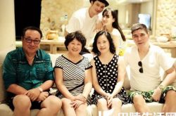 网曝黄晓明的父母照片 全家福中Baby素颜出镜 