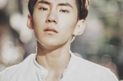 王锐童星长大的照片帅气十足 揭拍片学习两不误的秘诀 